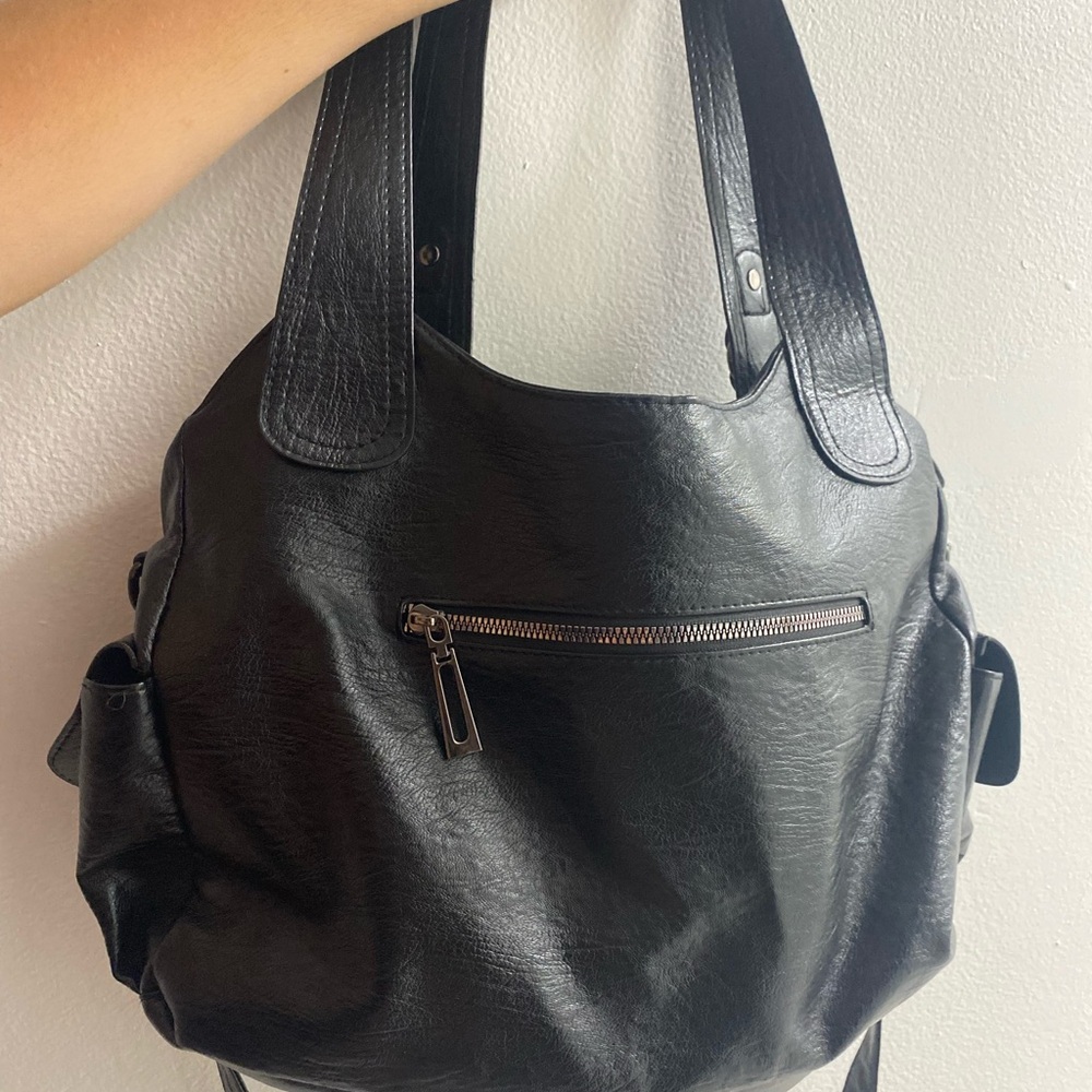 Classic Black Leather Shoulder Bag - Stylish Everyday Tote - Picture 2 of 3